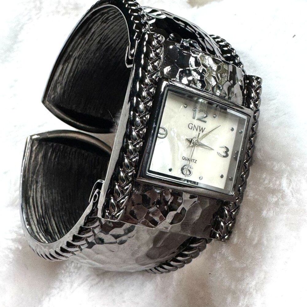 GNW Hammered Cuff Silver Toned Wide Bracelet Watch Y2K Quartz